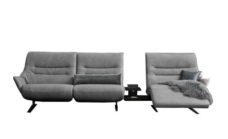 Basis-Trapezsofa 4905, in der Farbausführung Stone mit Deko