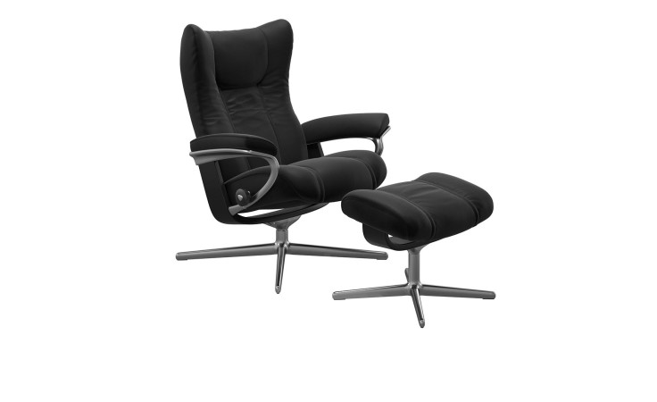 Relaxsessel mit Hocker Stressless Wing M Cross in schwarzem Leder mit schwarz Gestell.