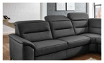 Komfort-Ecksofa plano|FORM Ezine mit einer Deatilansicht von der Kopfteilverstellung.