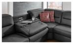 Komfort-Ecksofa plano|FORM Ezine mit einer Deatilansicht von der Ablage mit einer Steckdose und einem USB-Anschluss..