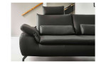 Komfort-Ecksofa plano|FORM Samoa in einem schwarzen Bezug aus Leder mit einer Detailansicht der Armlehen und Sitz..