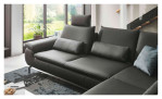 Komfort-Ecksofa plano|FORM Samoa in einem schwarzen bezug aus Leder mit einer Detailansicht der Armlehen und Sitz..