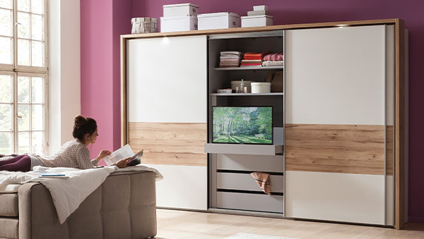 Kleiderschrank mit integriertem TV-Element