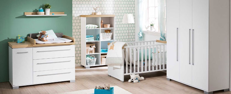 Babyzimmerserie 'Kira' in kreideweiß mit Akzenten aus Eiche Nebraska, bestehend aus Babybett, Regal, Schrank und Kommode mit Wickelaufsatz